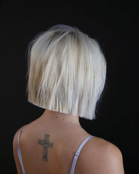 Futurystyczny obcięty bob w białym blondzie – krótkie, warstwowe fryzury