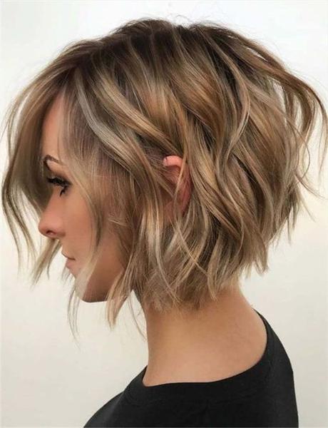 Rozczochrany krótki bob w ciepłym miodowym odcieniu z popielato-blond balayage'em