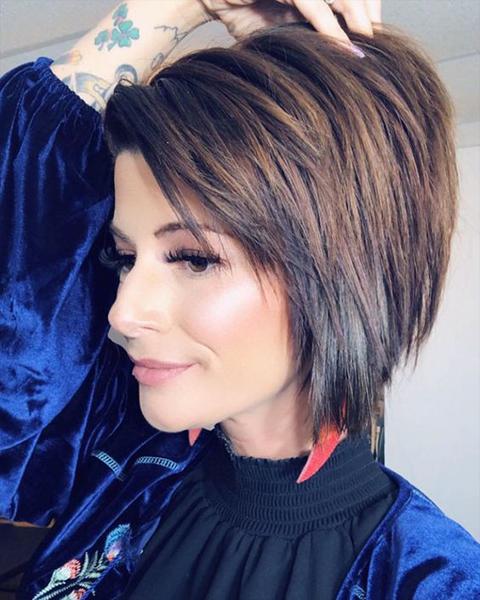 Rzeźbiony krótki bob w odcieniach kawy i karmelowego brązu – krótkie, warstwowe fryzury dla grubych rodzajów włosów