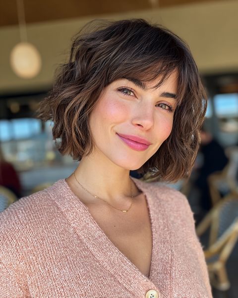 Stylowa, teksturowana fryzura typu bob do linii podbródka z wyraźnymi falami