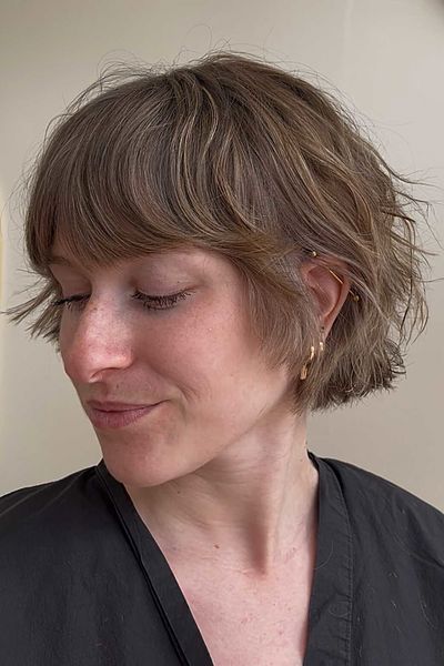 Rozczochrany naturalny blond flixie z miękką grzywką i teksturą na koronie