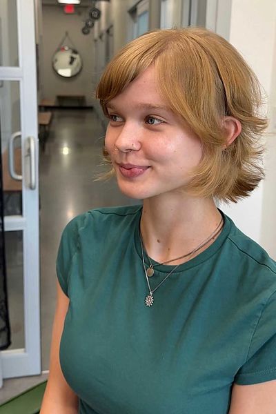 Truskawkowy blond flixie z delikatną firankową grzywką i wywiniętymi końcówkami