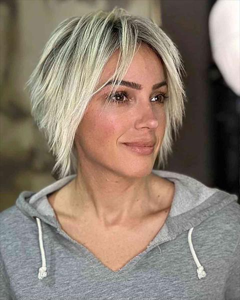 Stylizowany blond, poszarpany, krótki pixie bob