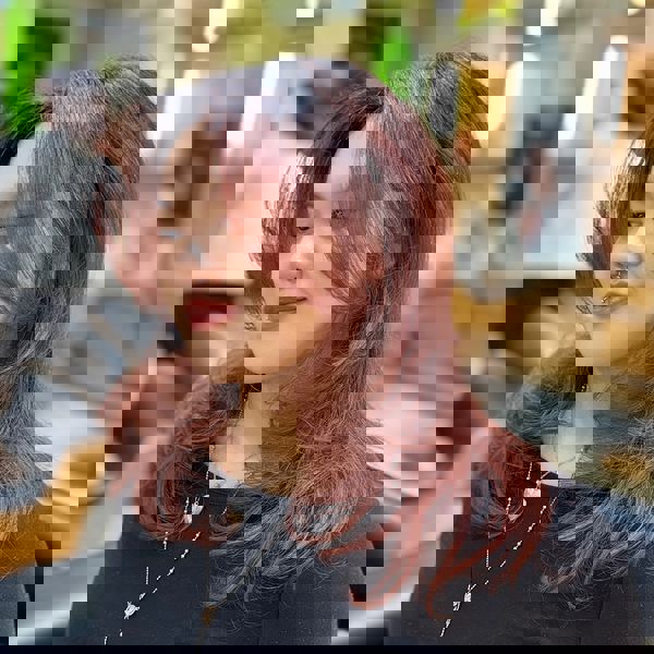 Delikatnie cieniowane cięcie z głębokimi odcieniami wiśni