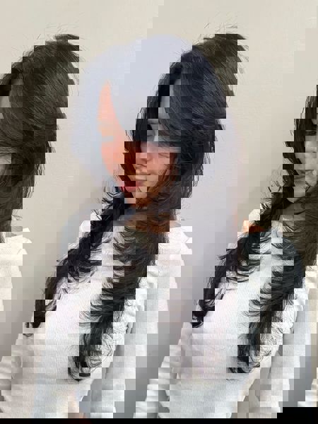 Delikatnie stopniowane cięcie z subtelnymi pasmami wokół twarzy