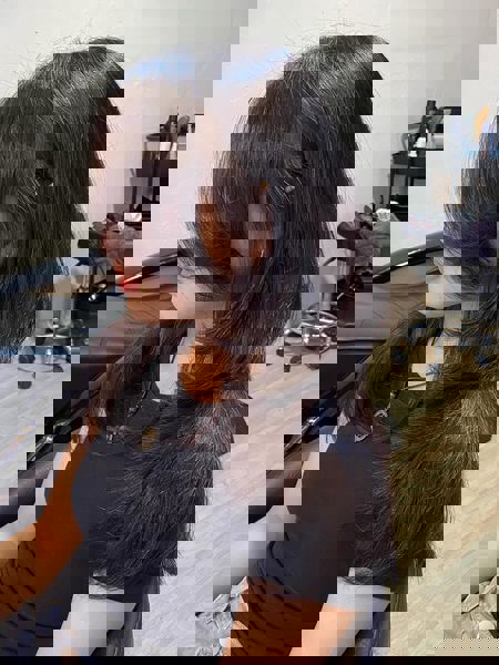 Delikatnie uformowane długie cięcie z subtelnymi warstwami