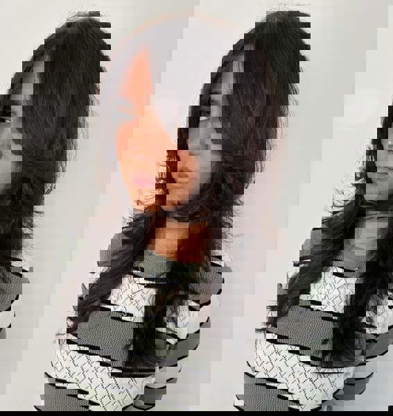 Delikatnie warstwowe cięcie z warstwami okalającymi twarz