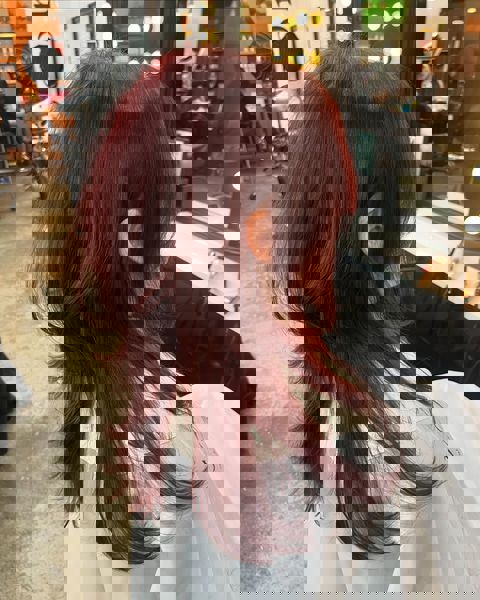 Dynamiczne, warstwowe cięcie w bogatych burgundowych odcieniach