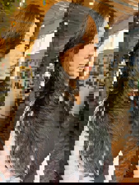 Elegancka długa fryzura warstwowa z delikatnymi pasmami okalającymi twarz