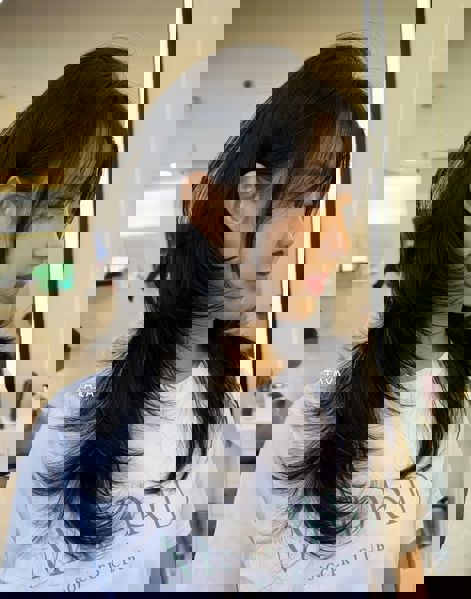 Eleganckie cięcie warstwowe z pasmami podkreślającymi twarz