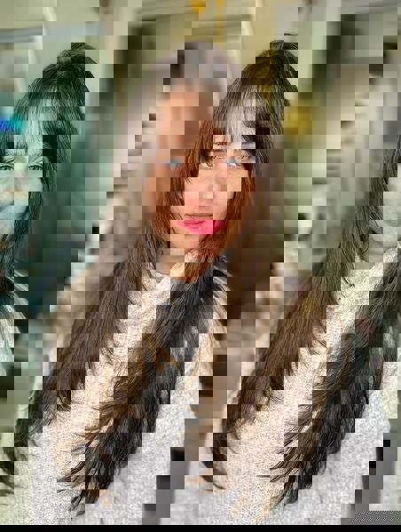 Eleganckie długie cięcie z delikatnymi warstwami okalającymi twarz