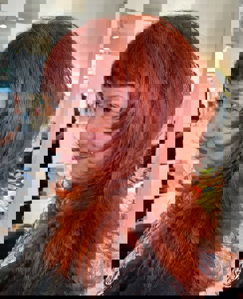 Energetyczna fryzura z wyrazistą grzywką