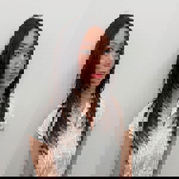 Modna fryzura warstwowa z subtelnymi pasemkami podkreślającymi twarz