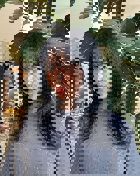 Nowoczesne cięcie warstwowe z delikatną grzywką