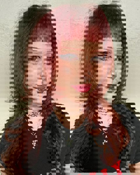 Śmiałe, kręcone cięcie warstwowe z grzywką