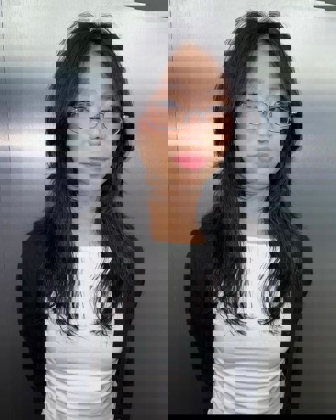 Stylowe długie, warstwowe cięcie z kosmykami podkreślającymi twarz