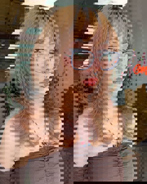 Szykowne cieniowane cięcie z delikatną grzywką