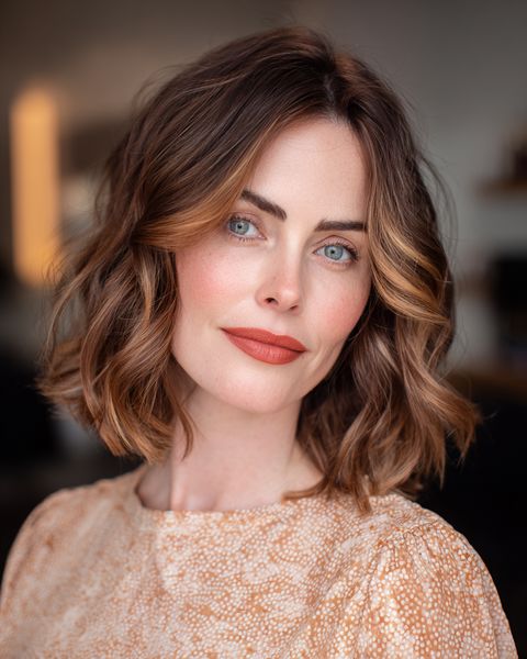 Stylowe, teksturowane cięcie do ramion z delikatnymi falami