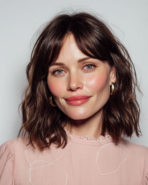 Stylowy bob z teksturą i delikatną grzywką