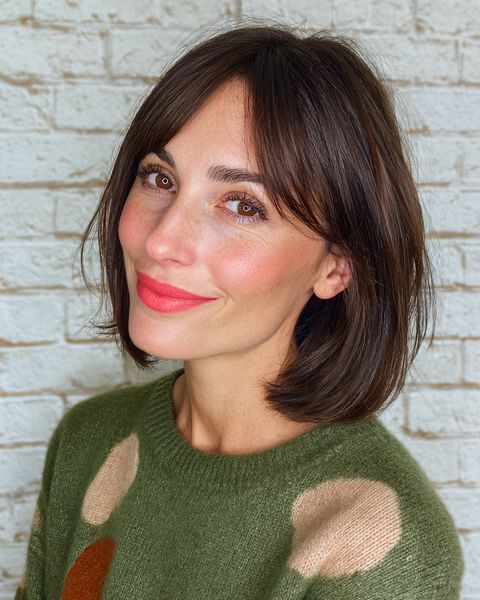 Stylowy, teksturowany lob z delikatnymi warstwami podkreślającymi twarz