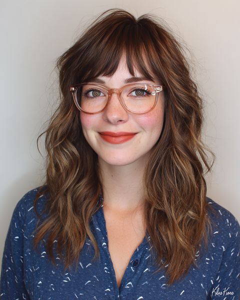 Tekstura do ramion z delikatnymi, lekkimi grzywkami