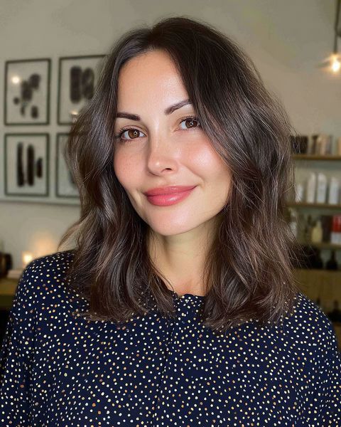 Teksturowana fryzura średniej długości z naturalnymi falami