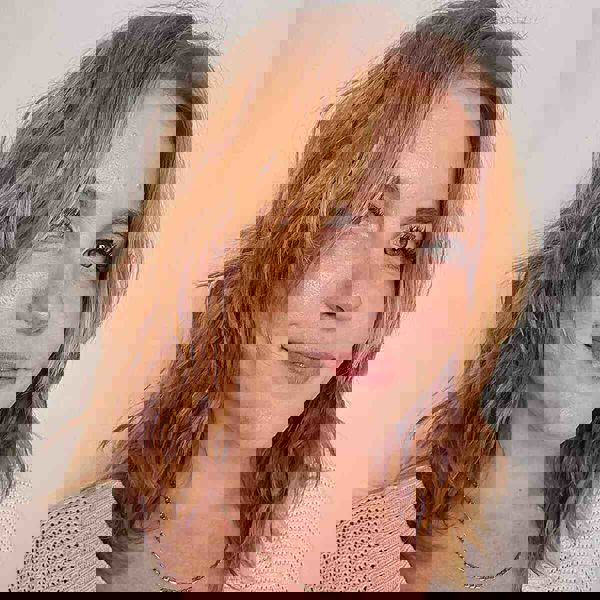 Długi bob z falami o naturalnym i lekkim wykończeniu Długi bob z falami o naturalnym i lekkim wykończeniu