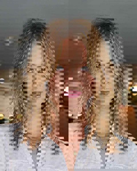 Falowane, złote loki dla gęstych włosów Falowane, złote loki dla gęstych włosów