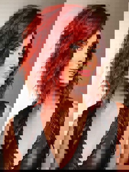 Fryzura w stylu A z bocznie zaczesaną grzywką Fryzura w stylu A z bocznie zaczesaną grzywką