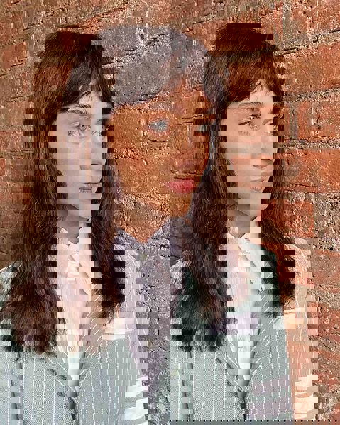 Średni brąz z francuskimi, zasłonowymi grzywkami Średni brąz z francuskimi, zasłonowymi grzywkami