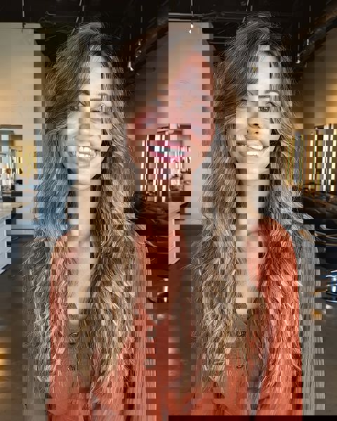 Cieniowane warstwy dla długich, luźno opadających włosów Cieniowane warstwy dla długich, luźno opadających włosów