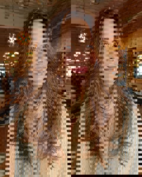 Delikatne warstwy na długich włosach z naturalnym ruchem Delikatne warstwy na długich włosach z naturalnym ruchem