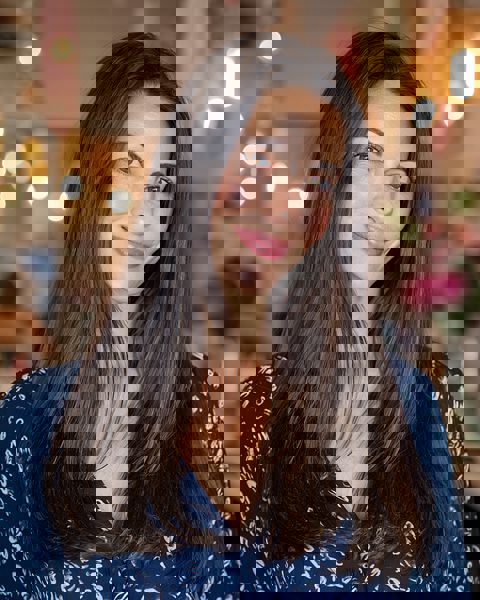 Delikatne warstwy na lśniących długich włosach Delikatne warstwy na lśniących długich włosach