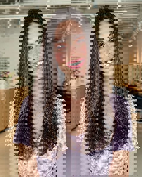 Długie, brązowe włosy z miękkimi warstwami Długie, brązowe włosy z miękkimi warstwami