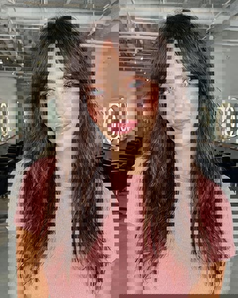 Długie grzywki zasłonowe z delikatnie cieniowanymi końcówkami Długie grzywki zasłonowe z delikatnie cieniowanymi końcówkami