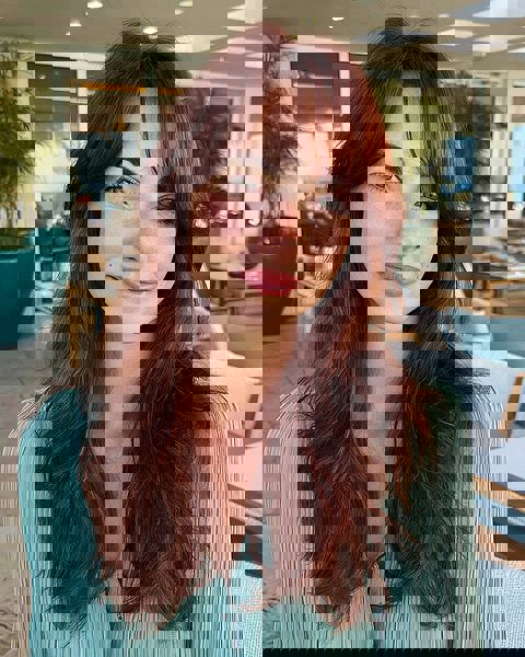 Długie warstwy z zaczesanymi na bok grzywkami Długie warstwy z zaczesanymi na bok grzywkami