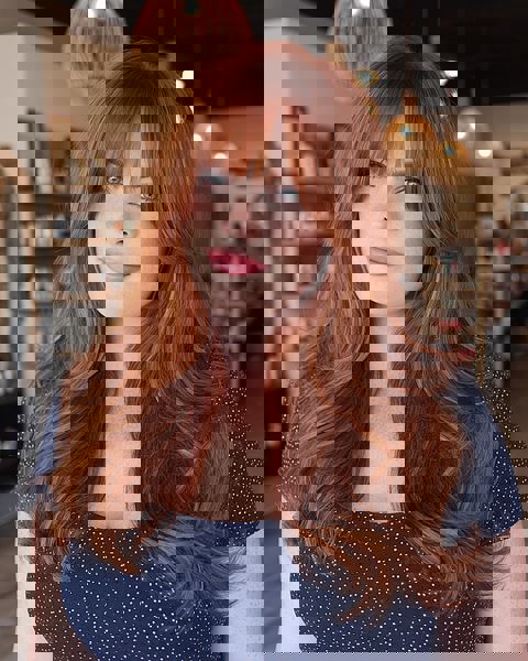 Długie włosy z grzywką i kaskadowymi warstwami Długie włosy z grzywką i kaskadowymi warstwami