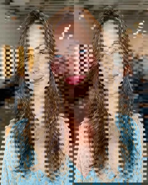 Długie, zwiewne warstwy z naturalnym okalaniem twarzy Długie, zwiewne warstwy z naturalnym okalaniem twarzy