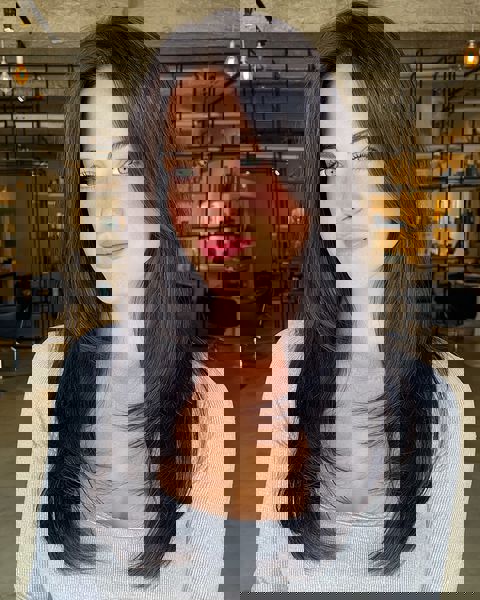 Gładkie i długie, proste włosy z delikatnymi warstwami Gładkie i długie, proste włosy z delikatnymi warstwami