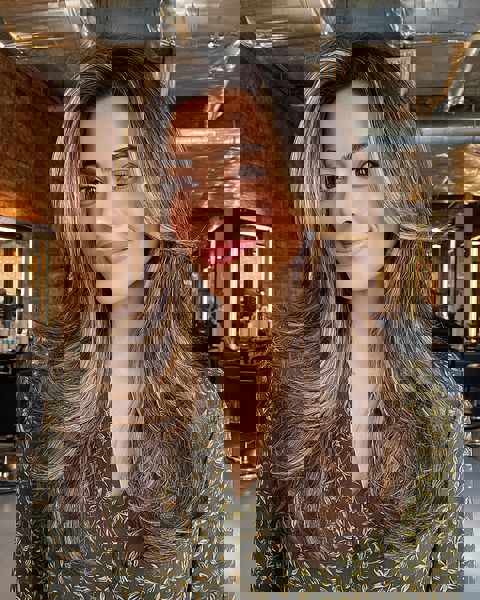 Grube warstwy na długich włosach z objętością Grube warstwy na długich włosach z objętością