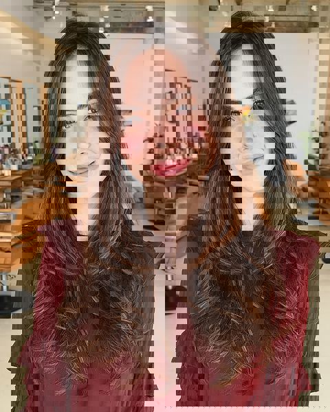 Warstwowa fryzura dla długich brązowych włosów Warstwowa fryzura dla długich brązowych włosów