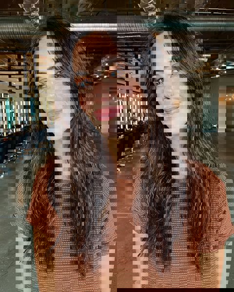 Warstwowe cieniowanie twarzy na długich włosach Warstwowe cieniowanie twarzy na długich włosach