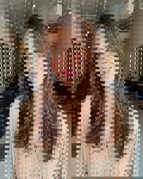 Warstwowe strzyżenie z grzywką typu Warstwowe strzyżenie z grzywką typu