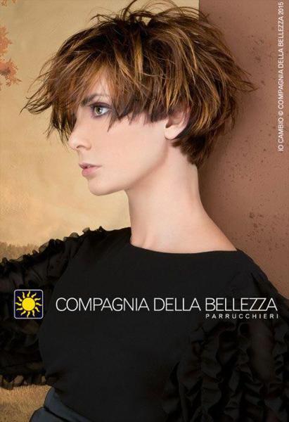 6. Rozczochrany kasztanowy pixie z długimi warstwami