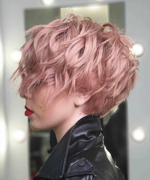 7. Pastelowy różowy falowany pixie cut