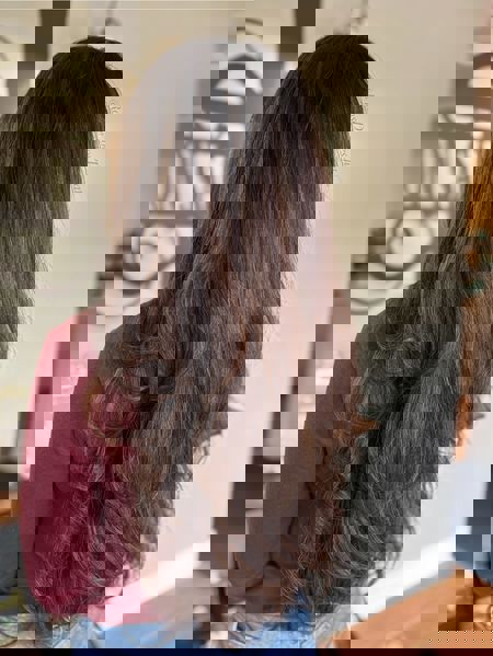 Błyszczące długie warstwy z delikatnym, płynnym ruchem Błyszczące długie warstwy z delikatnym, płynnym ruchem