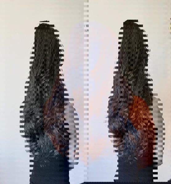 Bogate fale na długich włosach w odcieniu czekoladowym Bogate fale na długich włosach w odcieniu czekoladowym