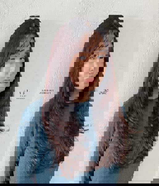 Delikatne długie warstwy z subtelną grzywką okalającą twarz Delikatne długie warstwy z subtelną grzywką okalającą twarz