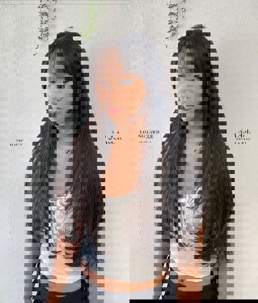 Długie, jedwabiste warstwy z figlarną grzywką Długie, jedwabiste warstwy z figlarną grzywką