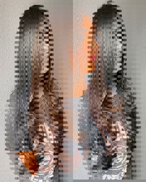 Długie, warstwowe cięcie z delikatnym oprawieniem twarzy Długie, warstwowe cięcie z delikatnym oprawieniem twarzy